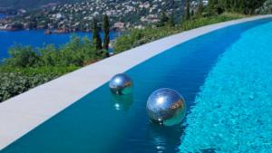 Basen w obiekcie Charmante Luxusvilla vue de rêve, aussergewöhnlich großer Pool, Meerblick lub w pobliżu