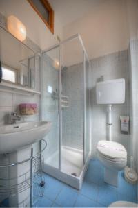 a bathroom with a shower and a toilet and a sink at Hotel Deutsche Familien in Finale Ligure