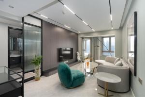 a living room with a couch and a table at 云深处江景公寓 in Chongqing