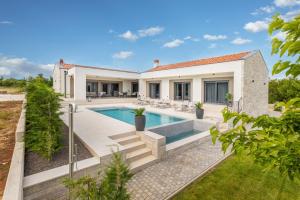 Πισίνα στο ή κοντά στο Villa Lastine by Villsy