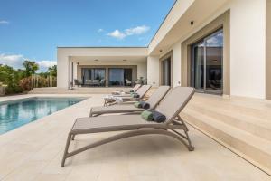 Πισίνα στο ή κοντά στο Villa Lastine by Villsy