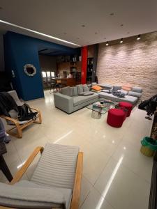 Posezení v ubytování Fey Townhouse + 1 fotografie