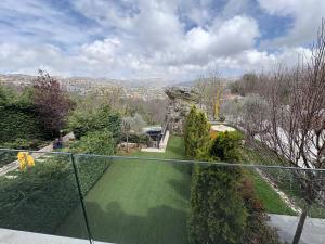 Nespecifikovaný výhled na hory nebo výhled na hory při pohledu z vily