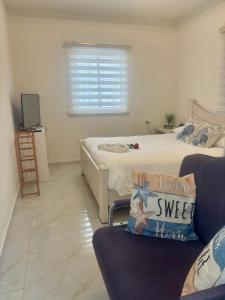Beachfront Studio, fully equipped客房内的一张或多张床位