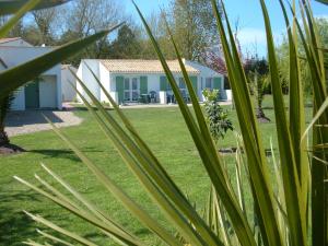 a view of a house from the garden at Le Parasol in Ars-en-Ré