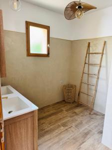 Fotografie z fotogalerie ubytování Villa avec piscine chauffée et jacuzzi v destinaci Ouveillan