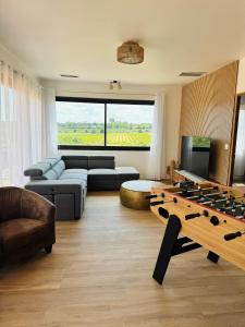 Posezení v ubytování Villa avec piscine chauffée et jacuzzi + 14 fotografií