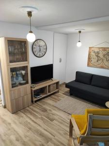 PuntallanaにあるCasa de campo con vistas al marのソファと壁掛け時計のあるリビングルーム