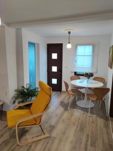 PuntallanaにあるCasa de campo con vistas al marのリビングルーム(黄色い椅子、テーブル付)