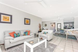 Χώρος καθιστικού στο Spacious 1-Bedroom Cottage in Bryanston +22 φωτογραφίες