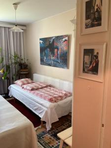 Ένα ή περισσότερα κρεβάτια σε δωμάτιο στο Makuuhuone retrohenkisessä taiteilijakodissa - Tampere Kaleva +20 φωτογραφίες