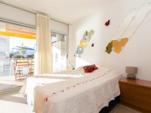 Posteľ alebo postele v izbe v ubytovaní Apartamento con Tres Piscinas en Santa Margarita, a 1km de la Playa - ES-228-123 + 18 fotografií