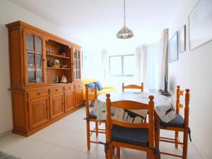 Fotografia z galérie ubytovania Apartamento céntrico en Roses, a 20m de la playa, con parking y terraza - ES-228-89 v destinácii Roses