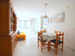 Posteľ alebo postele v izbe v ubytovaní Apartamento céntrico en Roses, a 20m de la playa, con parking y terraza - ES-228-89