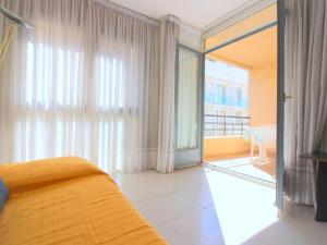 Posteľ alebo postele v izbe v ubytovaní Apartamento céntrico en Roses, a 20m de la playa, con parking y terraza - ES-228-89