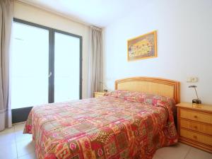 Posteľ alebo postele v izbe v ubytovaní Apartamento céntrico en Roses, a 20m de la playa, con parking y terraza - ES-228-89