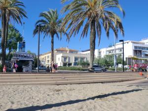 Fotografia z galérie ubytovania Apartamento céntrico en Roses, a 20m de la playa, con parking y terraza - ES-228-89 v destinácii Roses