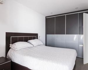 カルプにあるRIURAU HOME - 1ª línea CalpeMarのベッドルーム1室(大型ベッド1台、大型クローゼット付)