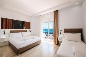 Postel nebo postele na pokoji v ubytování Helia Seaside Hotel