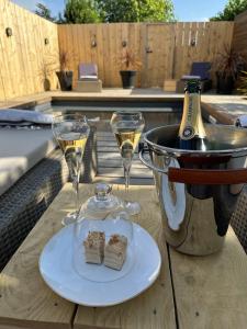 two glasses of wine and a plate of food on a table at Le Gite Hector in Carcassonne