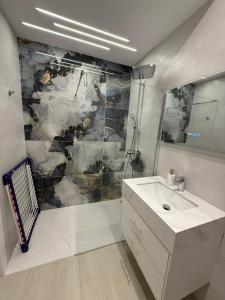 Et badeværelse på Maribela Apartments + 8 billeder