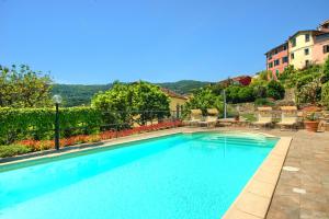 Bazén v ubytování Casa immersa nella natura con piscina AC e wifi 2 nebo v jeho okolí