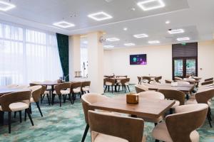 a dining room with tables and chairs at Hotel Cetate in Alba Iulia