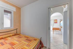 Un dormitorio con una cama y un comedor. en Villetta Orizzonte vista mare, en Patù