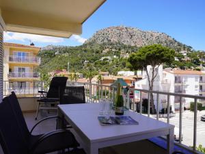 einen Tisch auf einem Balkon mit Bergblick in der Unterkunft Elisa - L'Estartit, Centro - ES-323-85 in Torroella de Montgrí