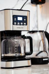 una cafetera sentada encima de una cafetera en Hostel 1377, en Astana