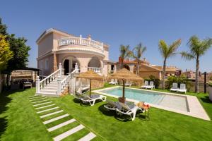 a villa with a swimming pool and a house at Luxury Villa Paraiso Alicante - Piscina Salada Climatizada, Chimenea, gymnasio, despacho, Fútbol , Golf , BBQ , Netflix in Rebolledo