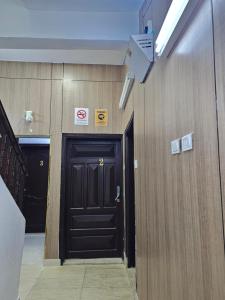 einen Flur mit schwarzer Tür in einem Gebäude in der Unterkunft Welcome Nine 5km far from Masjid Nabawi in Medina + 14 Fotos