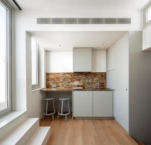 Kuchyň nebo kuchyňský kout v ubytování Lazzru Suites