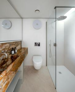 Kúpeľňa v ubytovaní Lazzru Suites