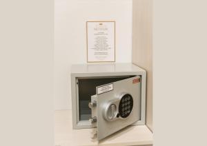 a microwave oven in a display case in a museum at Everest Comfort in Kovrov