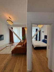 ein Wohnzimmer mit einer Couch und einem Bett in der Unterkunft Walter Loft Luxury Residence- Self Check-in & Underground Parking in Bukarest