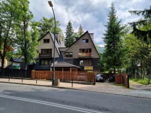 une grande maison au bord d'une rue dans l'établissement Kwatery u Janka, à Zakopane 4 autres photos