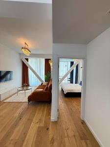 ein Wohnzimmer mit Sofa und ein Schlafzimmer in der Unterkunft Walter Loft Luxury Residence- Self Check-in & Underground Parking in Bukarest