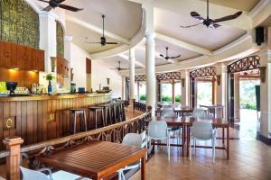 un ristorante con tavoli e sedie e un bar di Green Villa Hồ Bơi riêng a Phan Thiet