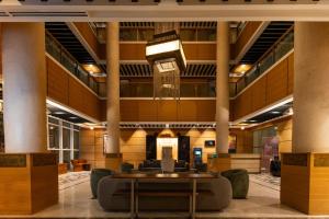 un vestíbulo con mesa y sillas en un edificio en Zephyr Targa Marrakech, en Marrakech