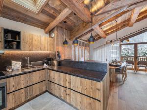 Kuchyňa alebo kuchynka v ubytovaní Chalet luxe avec piscine, sauna, et accès facile pistes Courchevel - FR-1-568-27