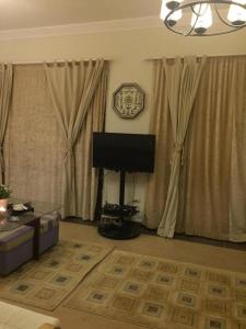 Televiisor ja/või meelelahutuskeskus majutusasutuses شالية ارضي بحديقة خاصة في بلو باي ٱسيا السخنة