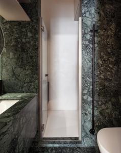 Kúpeľňa v ubytovaní Lazzru Suites
