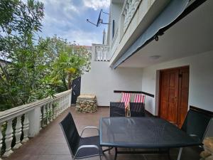 Μπαλκόνι ή βεράντα στο Sunny Pool Apartments