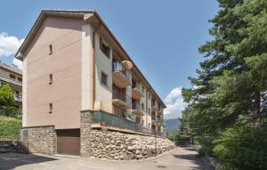 un condominio con un muro in pietra di Campanal de Izas a Villanúa