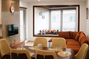 Una sala de estar con un sofá, una mesa y sillas. en Gold Crest Luxury Premium Serviced Apartment DHA - Phase 4 Lahore LMY, en Lahore 33 fotos más