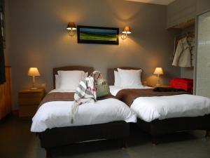 Postel nebo postele na pokoji v ubytování LOGIS - Auberge Du Colombier