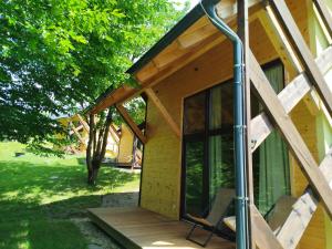 Mala NedeljaApartments Kr'Bee的门廊上带椅子的屏风