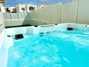 una piscina con un tiburón en el agua en Casa Caletón Blanco Pool And SPA, en Puerto del Carmen