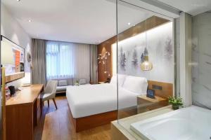 Voodi või voodid majutusasutuse Crystal Orange Hotel Shanghai Hongqiao Hub Railway Station toas